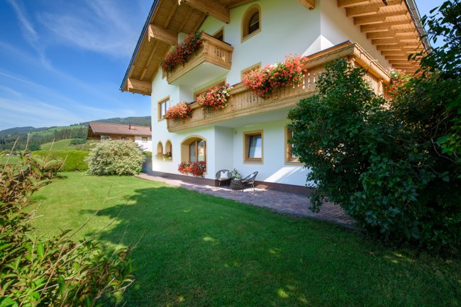 Sonnenterrasse zum Entspannen im Gästehaus Ursula in Flachau